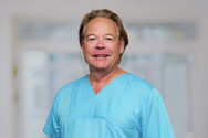 Doktor Ralf Bader ist Leitender Oberarzt in der Klinik für Herzchirurgie im Albertinen Krankenhaus in Hamburg Schnelsen