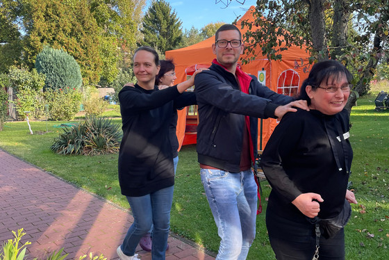 Für Heiterkeit sorgte auch die Polonaise durch den Garten