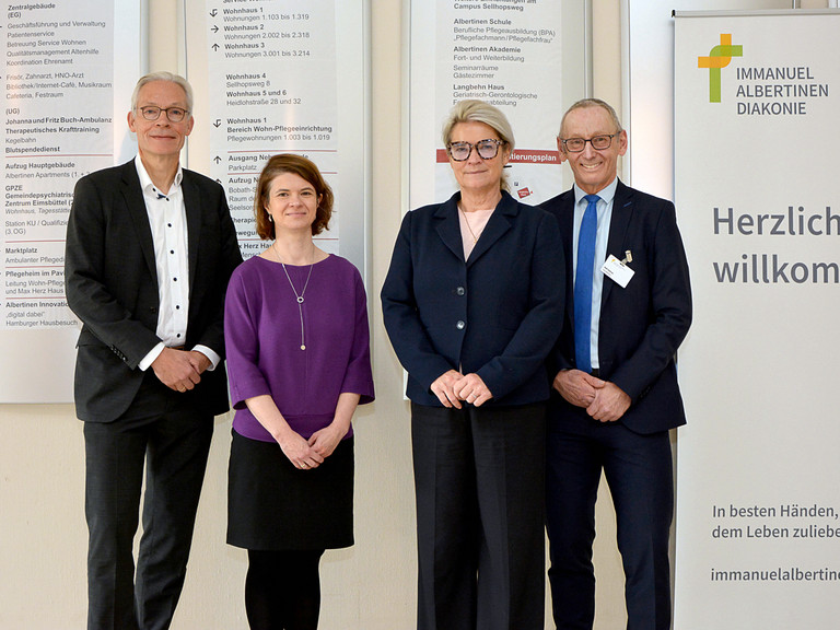 Die gesundheitspolitische Sprecherin der CDU-Bundestagsfraktion Simone Borchardt bei ihrem Besuch im Albertinen Haus in Hamburg Die gesundheitspolitische Sprecherin der CDU-Bundestagsfraktion Simone Borchardt bei ihrem Besuch im Albertinen Haus in Hamburg