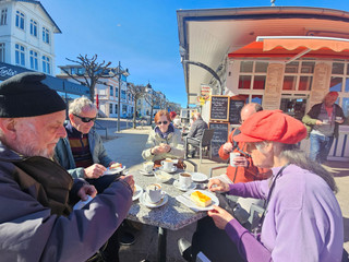 Gruppe an einem Cafetisch in einer Fußgängerzone bei Gruppenreise nach Zinnowitz an der Ostsee