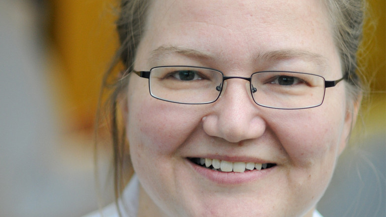 Portraitfoto Dr. med. Katja Warnecke, Leitende Oberärztin in der Fachabteilung Innere Medizin, Rheumatologie, Klinische Immunologie, Tipps, Vorbeugung Osteoporose, Nachrichten, Lese-Tipp, Immanuel Krankenhaus Berlin Portraitfoto Dr. med. Katja Warnecke, Leitende Oberärztin in der Fachabteilung Innere Medizin, Rheumatologie, Klinische Immunologie, Tipps, Vorbeugung Osteoporose, Nachrichten, Lese-Tipp, Immanuel Krankenhaus Berlin
