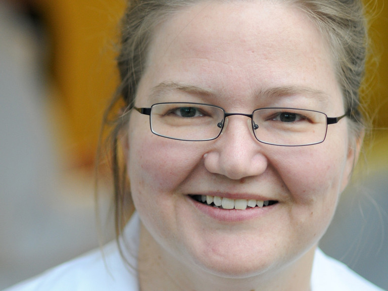 Portraitfoto Dr. med. Katja Warnecke, Leitende Oberärztin in der Fachabteilung Innere Medizin, Rheumatologie, Klinische Immunologie, Tipps, Vorbeugung Osteoporose, Nachrichten, Lese-Tipp, Immanuel Krankenhaus Berlin
