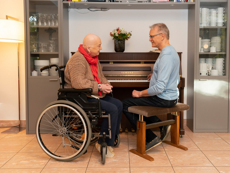 Ehrenamtlicher Sterbebegleiter Ingo Kahle im Gespräch mit einem Hospizgast - Diakonie Hospiz Wannsee