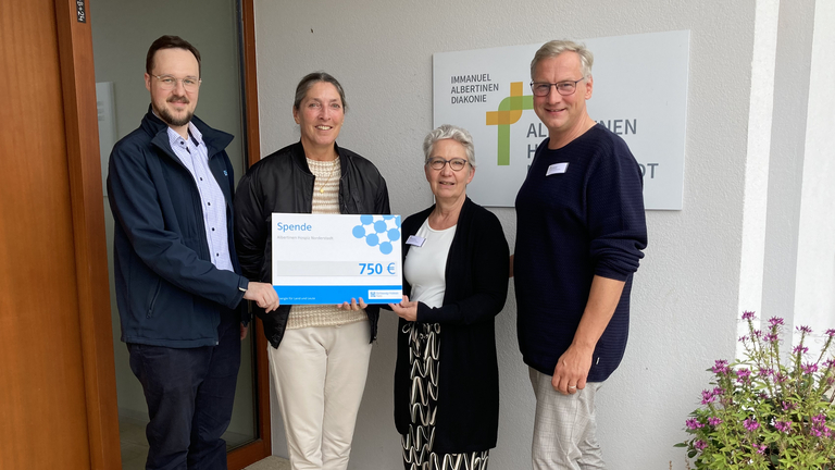 Spendenschein Übergabe vor dem Hospiz, Personen: Malte Peihenkamp und Petra Lüning von Hanse Werk, Sabine Bornhöft - stellv. PDL - und Jens Klindworth - PDL (v.l.), Spenden für Hospizarbeit, Mitarbeitende spenden, Albertinen Hospiz Norderstedt Spendenschein Übergabe vor dem Hospiz, Personen: Malte Peihenkamp und Petra Lüning von Hanse Werk, Sabine Bornhöft - stellv. PDL - und Jens Klindworth - PDL (v.l.), Spenden für Hospizarbeit, Mitarbeitende spenden, Albertinen Hospiz Norderstedt